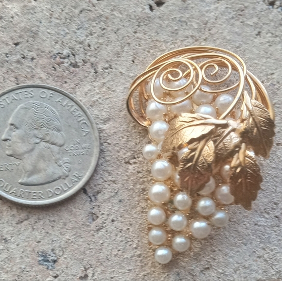 Hobe VTG Signed Gold Tone Faux Pearl Grape Cluster Brooch + Earrings Set - Picture 8 of 13